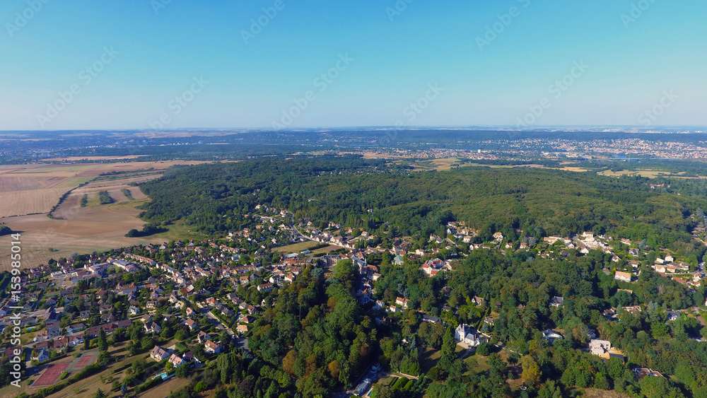 Vue aérienne de la commune de Morainvilliers Bures dans les Yvelines, France