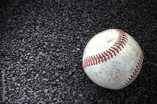 Photography baseball auf dunklen schotter
