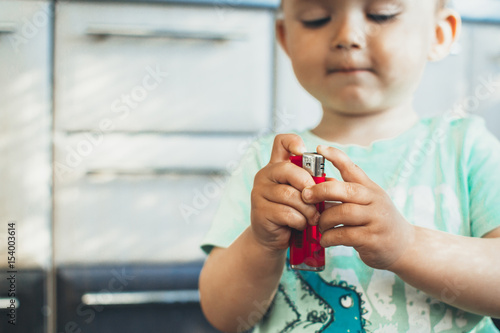 Foto child with lighter