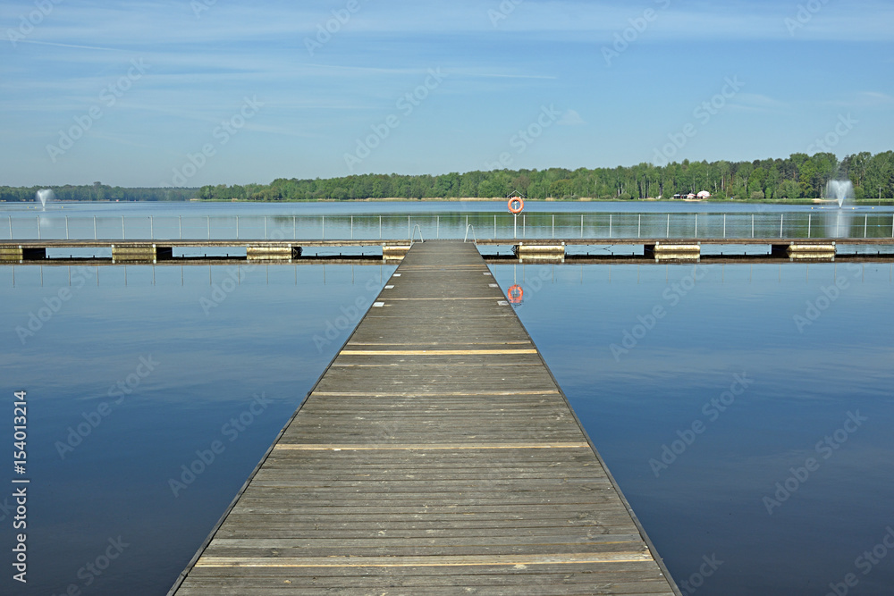Kładka i jezioro
