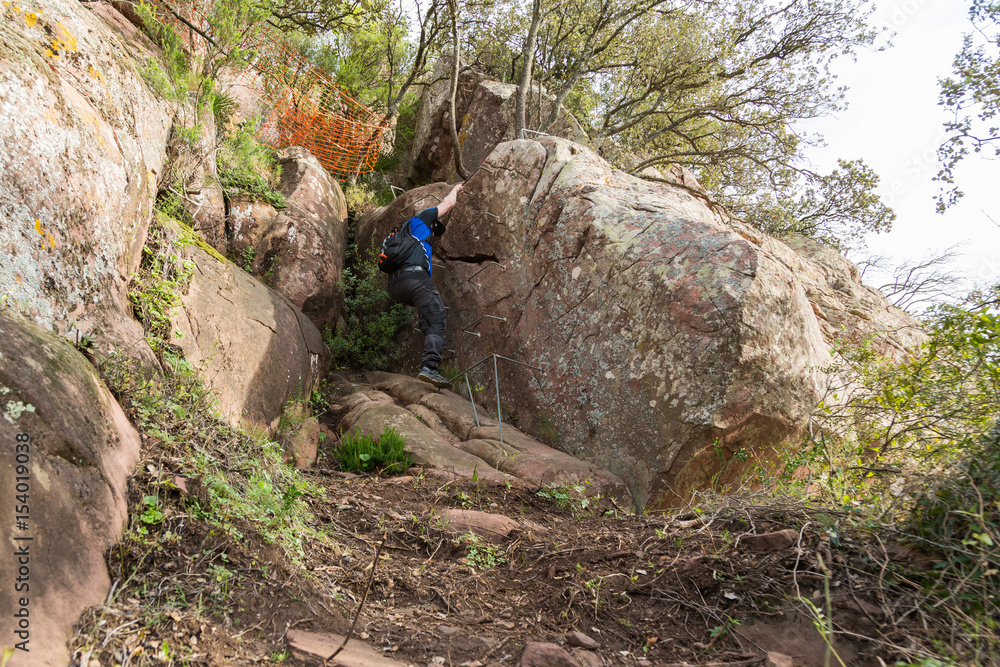 Man bestiger en bergstopp under en vandring Man bestiger en bergstopp under en vandring