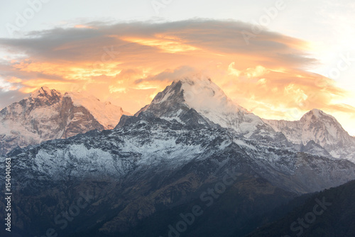 Wschód słońca nad Annapurną ze wzgórza Poon Hill. © sly10000