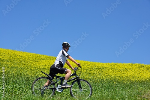 マウンテンバイク・青空と花の高原 