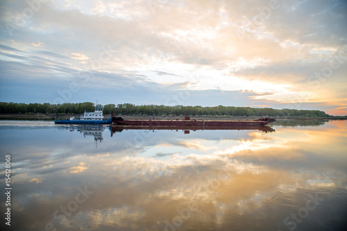 Foto a barge on the river early in the morning