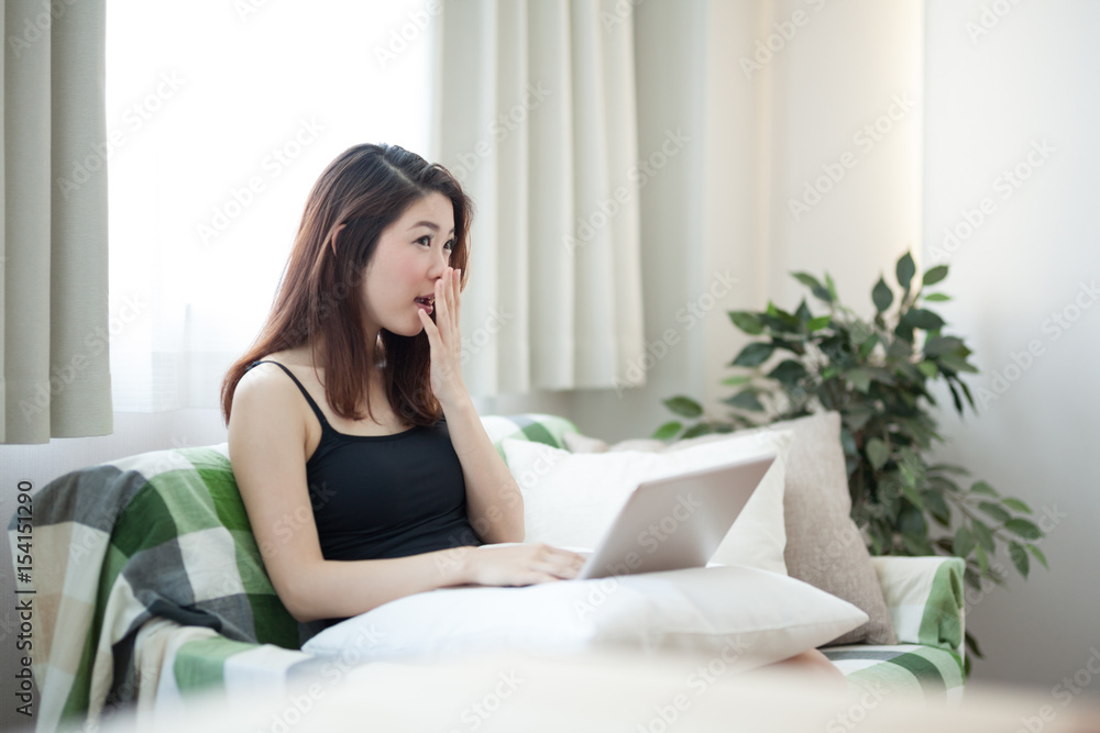 くつろぐ女性 くつろぐ女性
