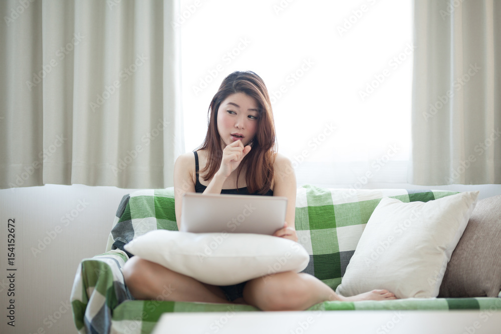 くつろぐ女性 くつろぐ女性