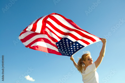 Frau mit USA-Flagge 