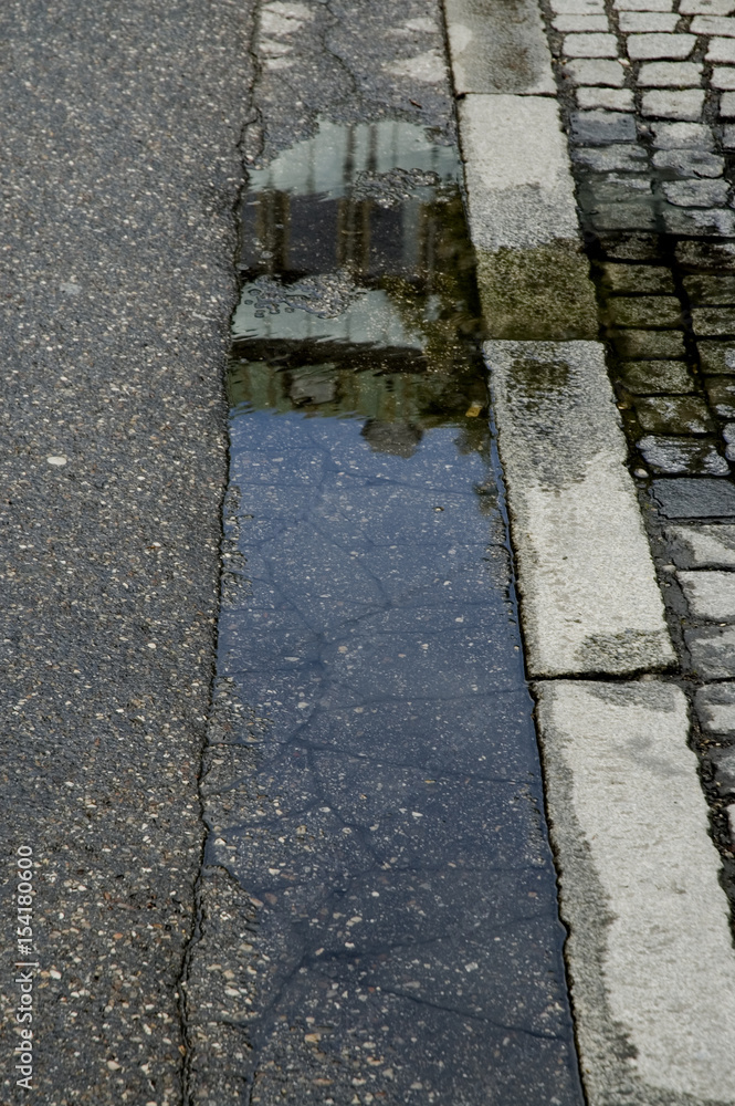 Fototapeta premium Wasser im Rinnstein 