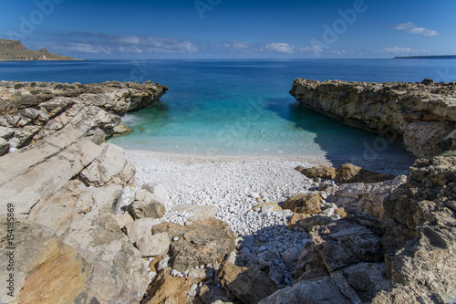 La piccola spiaggia Agliareddi all'interno della riserva naturale di Monte Cofano, Sicilia 