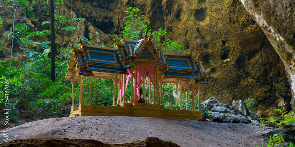 Obraz premium Royal Pavilion in Phraya Nakhon Cave. Khao Sam Roi Yot National Park, Prachuap Khiri Khan, Thailand