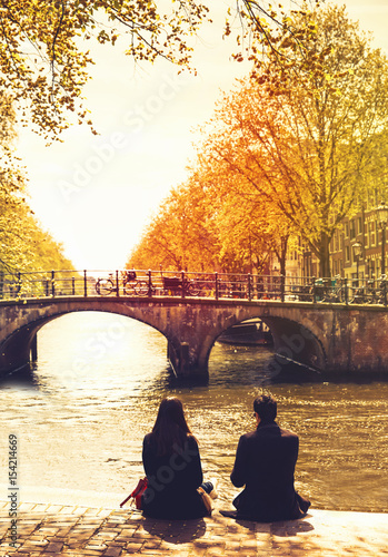 Canvas Print Couple people relaxing in Amsterdam city.