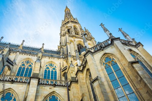 Obraz na plátně Spire of the New Dome gothic cathedral in Linz, low angle view, blue sky, close