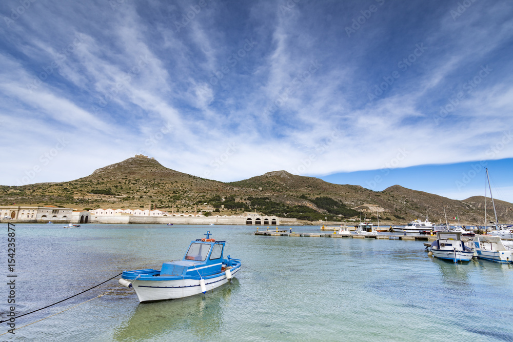Porticciolo di Favignana con la vecchia tonnara sullo sfondo, Sicilia	