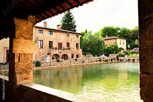 paesaggio di Bagno Vignoni, vasca cinquecentesca di acqua termale calda in Toscana, Italia photo