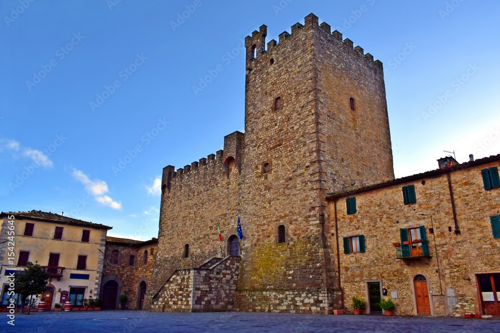 la Rocca antica nella piazza del vecchio centro storico di Castellina in Chianti, in Toscana, Italia