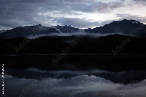 Berg spiegelt sich im See