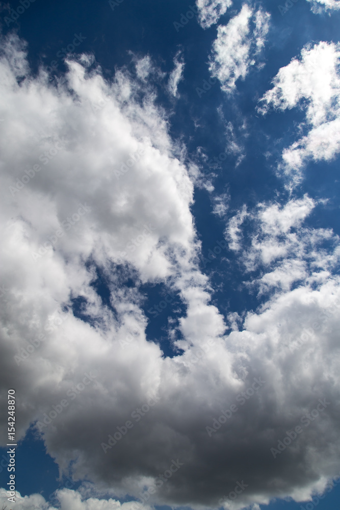 Obraz premium Beautiful clouds against blue sky as background