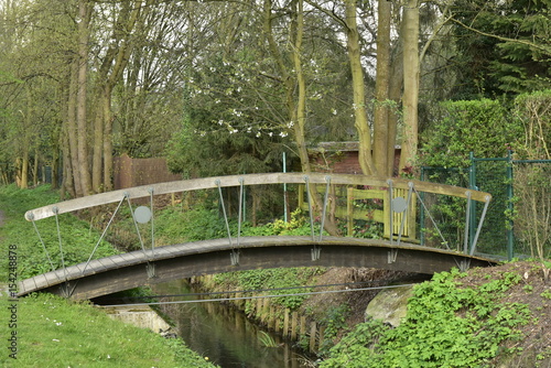 Passerelle traversant la Woluwe en pleine nature au printemps 