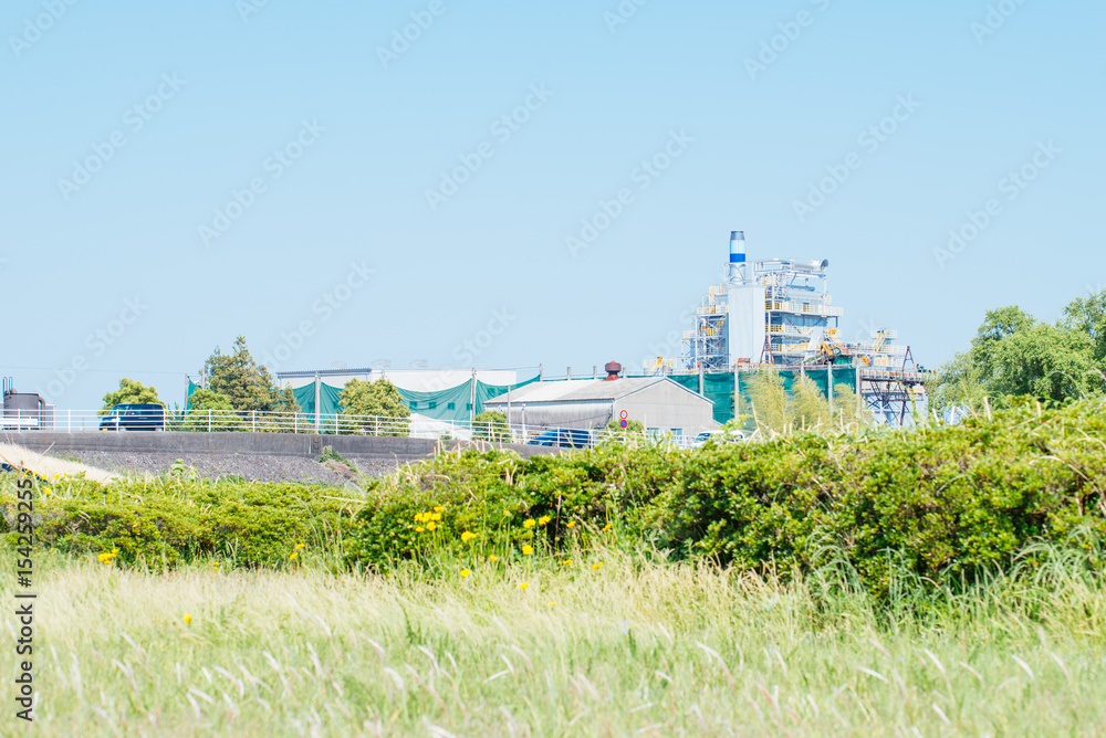 Fototapeta premium 工場と自然の風景