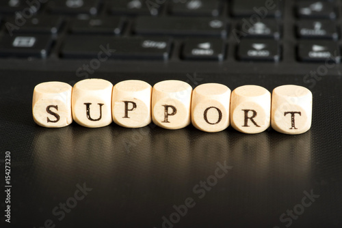 Ein Computer und das Wort Support