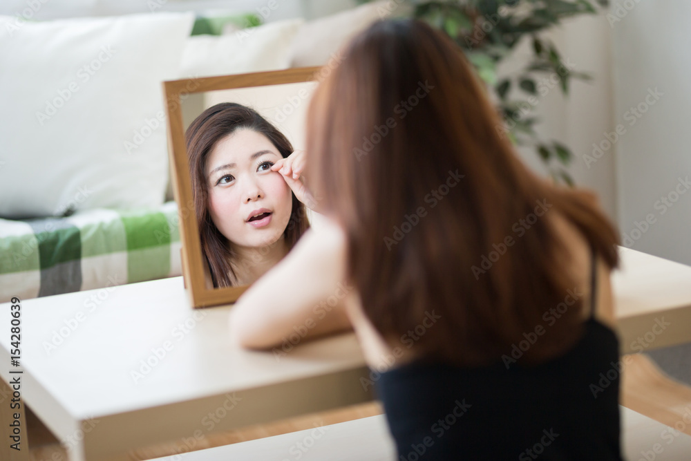 鏡を見る女性 鏡を見る女性