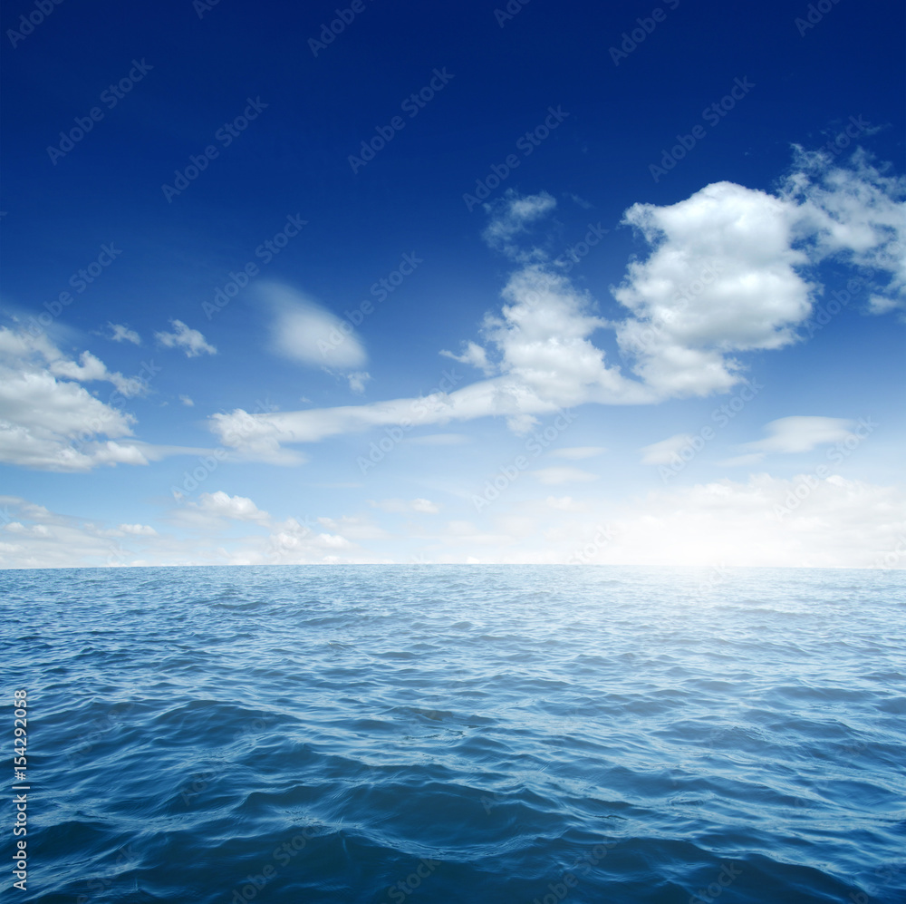 Obraz premium Blue sea and sun