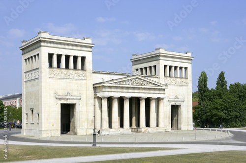 The propylaeum, a neo-classical gate building on the Koenigsplatz square, Maxvorstadt, Munich, Upper Bavaria, Germany, Europe, 29. April 2007