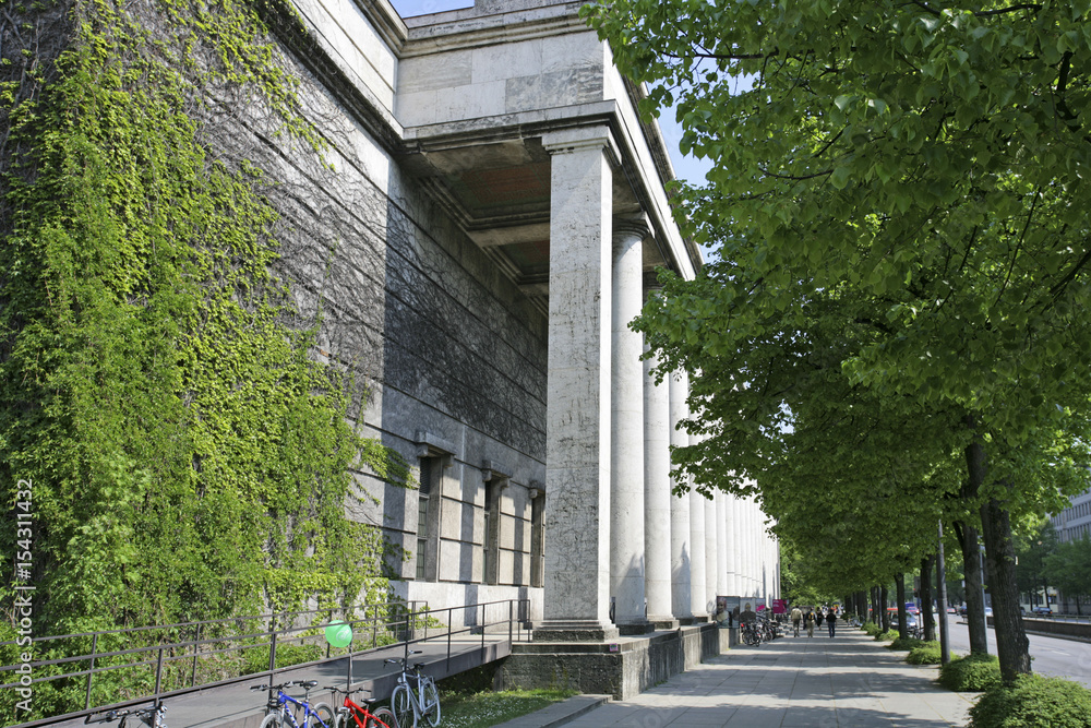 Fototapeta premium Haus der Kunst art museum, Munich, Bavaria, Germany, Europe, 28. April 2007