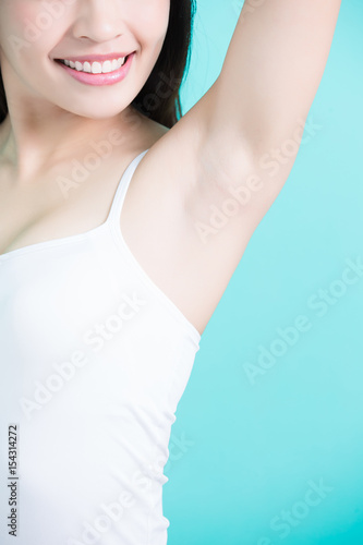 woman show under armpit