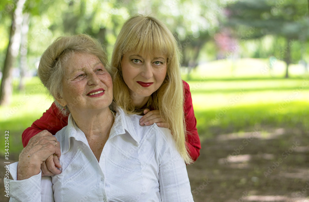 Fototapeta premium Mother and daughter in the park