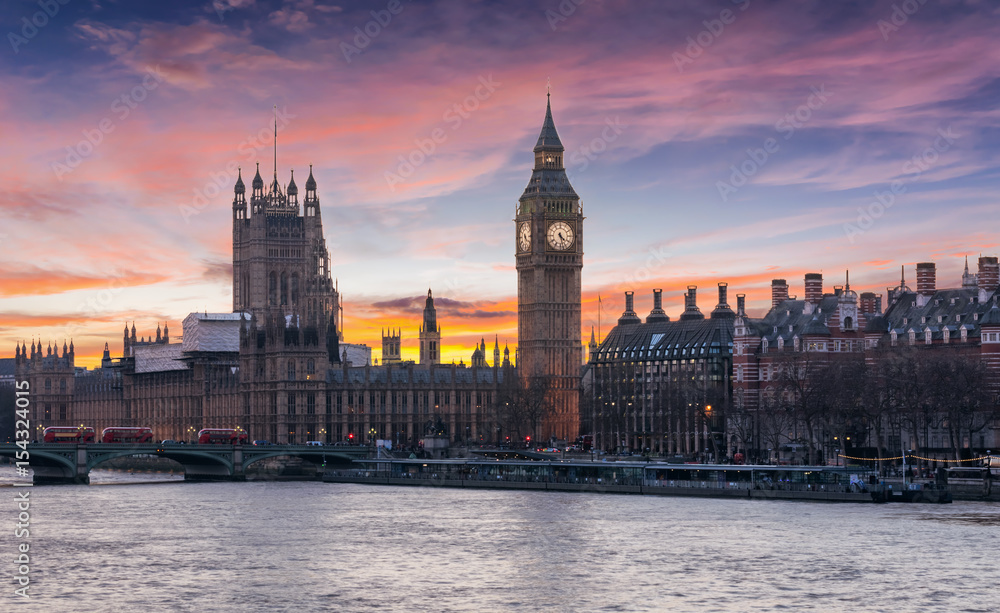 Die City of Westminster und der Big Ben in London bei Sonnenuntergang