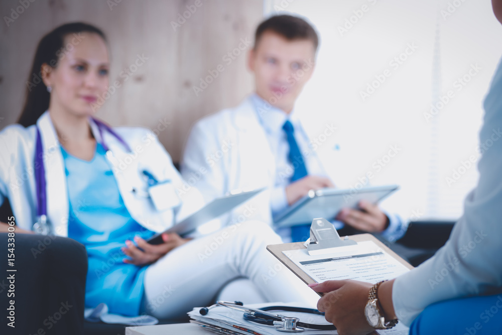 Obraz premium Happy medical team discussing and working together
