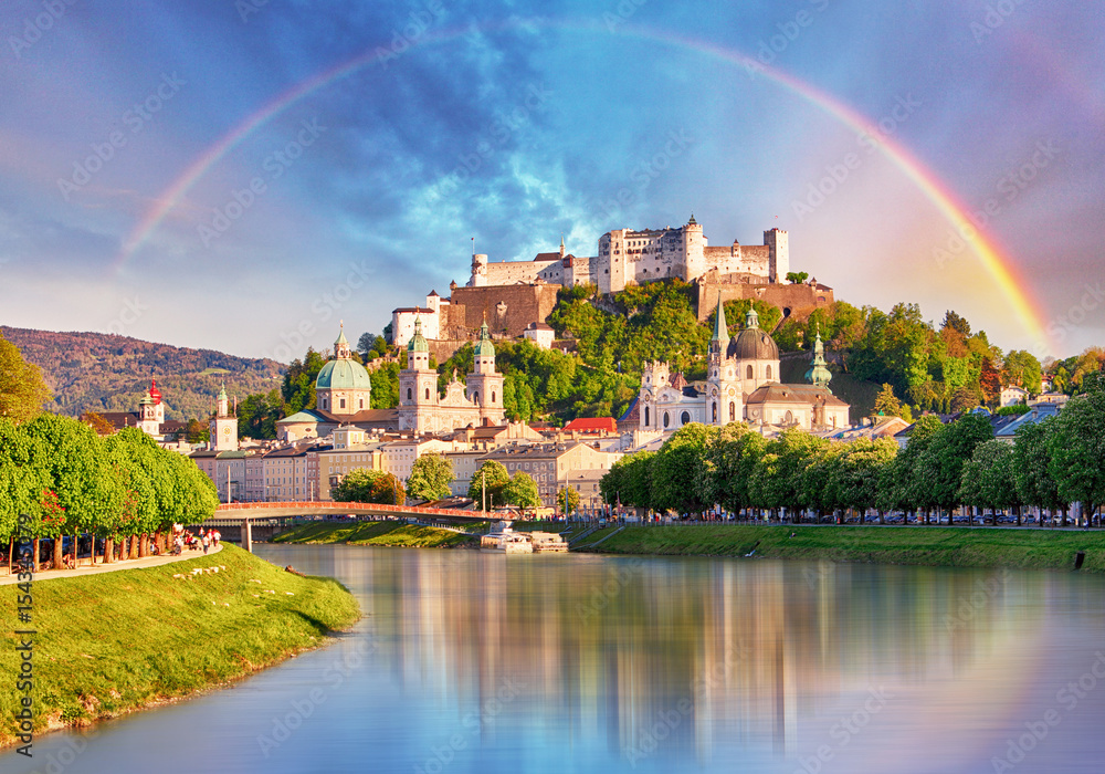 Obraz premium Austria, Tęcza nad zamkiem w Salzburgu