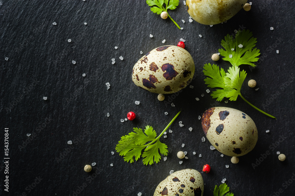 Obraz premium Quail eggs on the table. Spotted shell. Vitamin breakfast.
