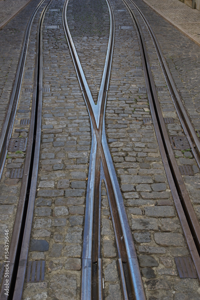 Obraz premium Strrassenbahnschienen in Lissabon