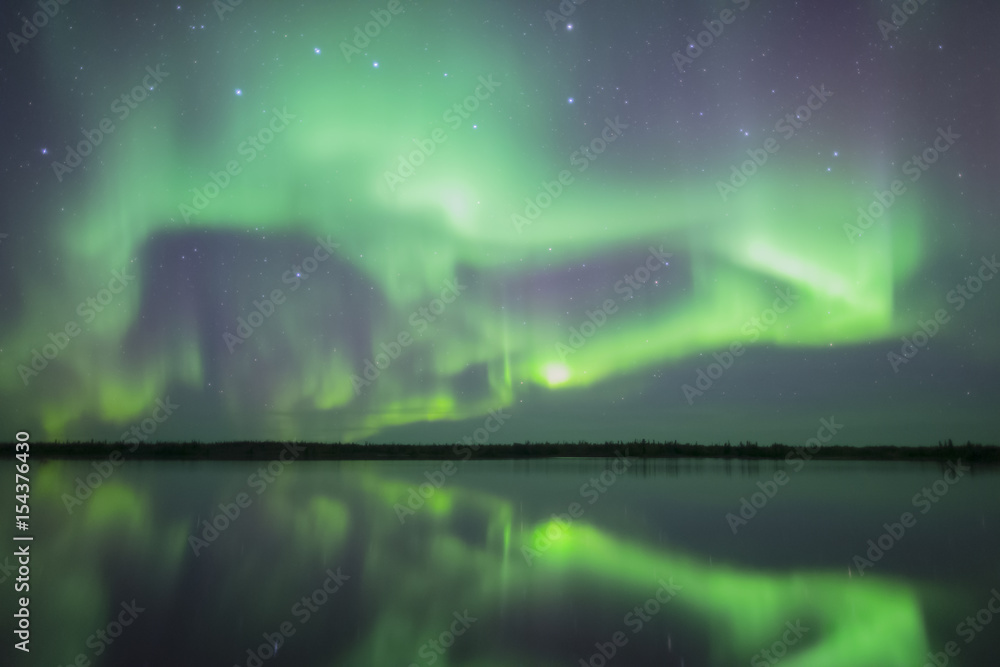 Fototapeta premium Symetryczna zorza polarna