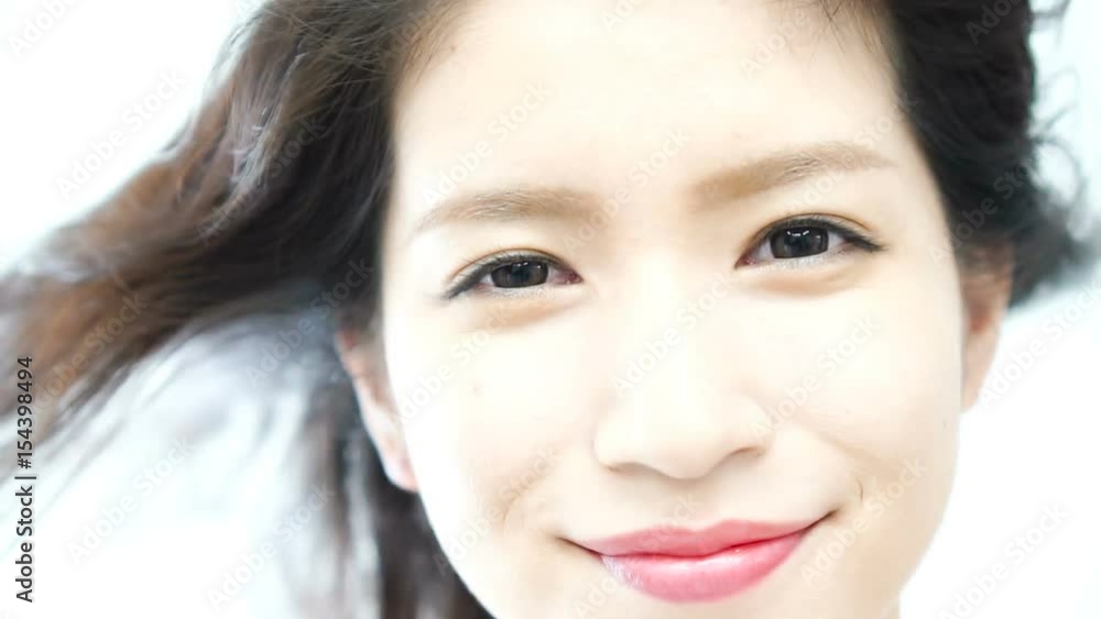 スロー ウインクをする女性 髪 風 最後にカメラによってカメラ目線で瞬き スロー ウインクをする女性 髪 風 最後にカメラによってカメラ目線で瞬き