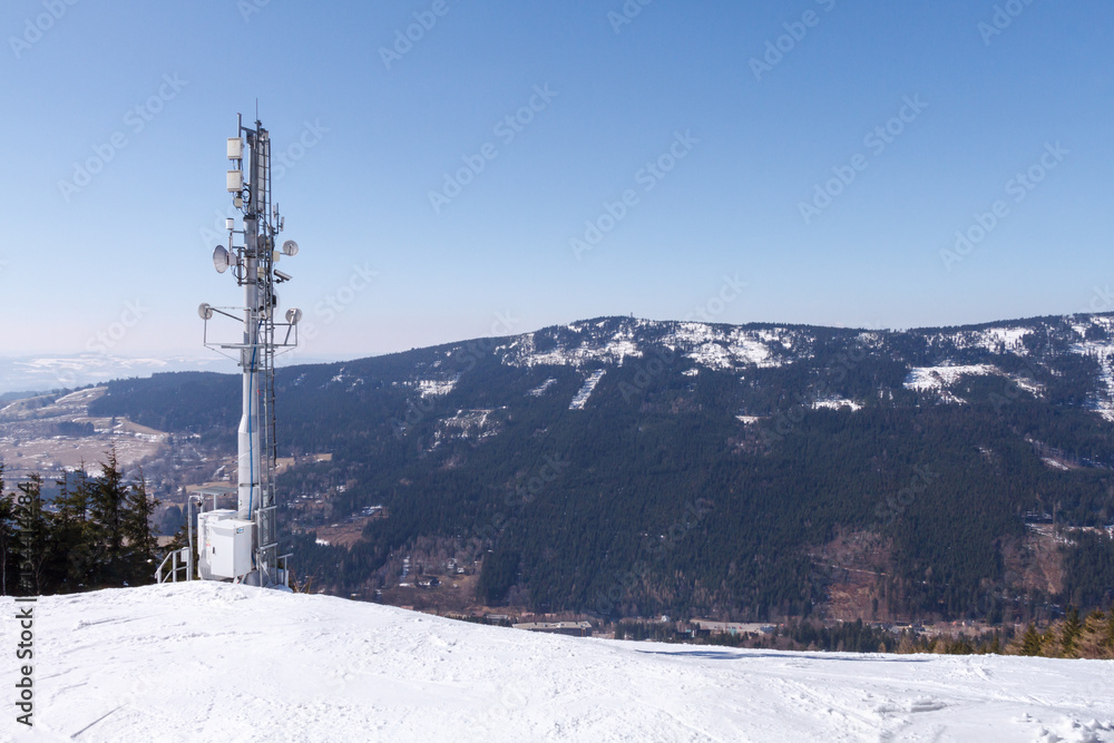 Wieża komunikacyjna na szczycie góry w zimie, czechy - obrazy, fototapety, plakaty 