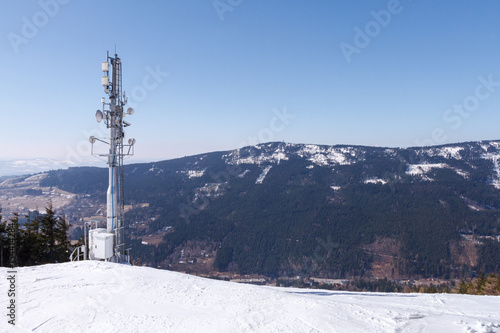 Wieża komunikacyjna na szczycie góry w zimie, czechy