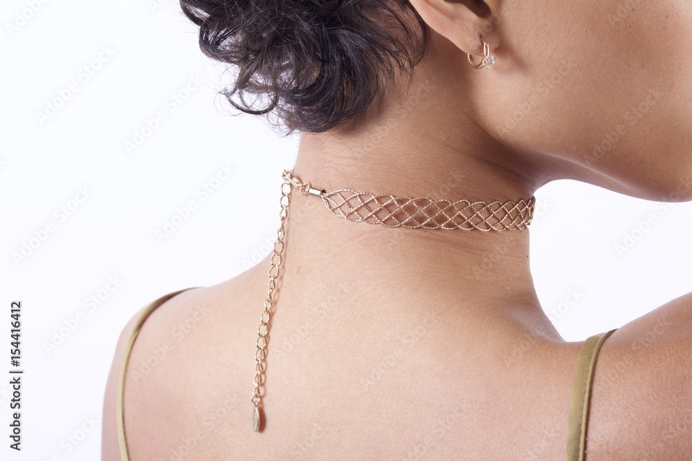 neck jewelry 