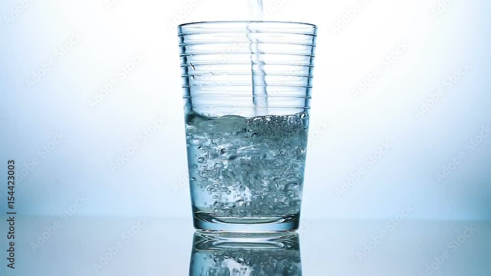 eau verser dans un verre 