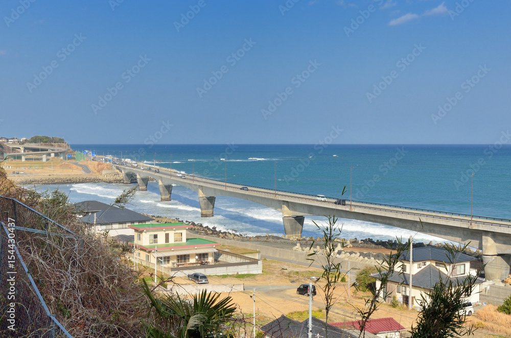 Obraz premium 茨城 JR日立駅前の日立バイパスと太平洋