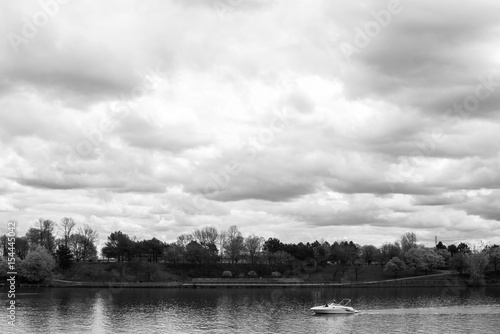 Bateau sur le fleuve © Neil