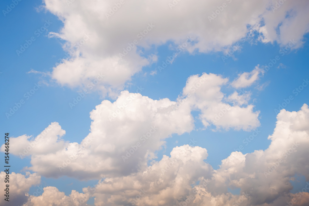 Obraz premium cloud in sun shine day in the summer with blue sky background