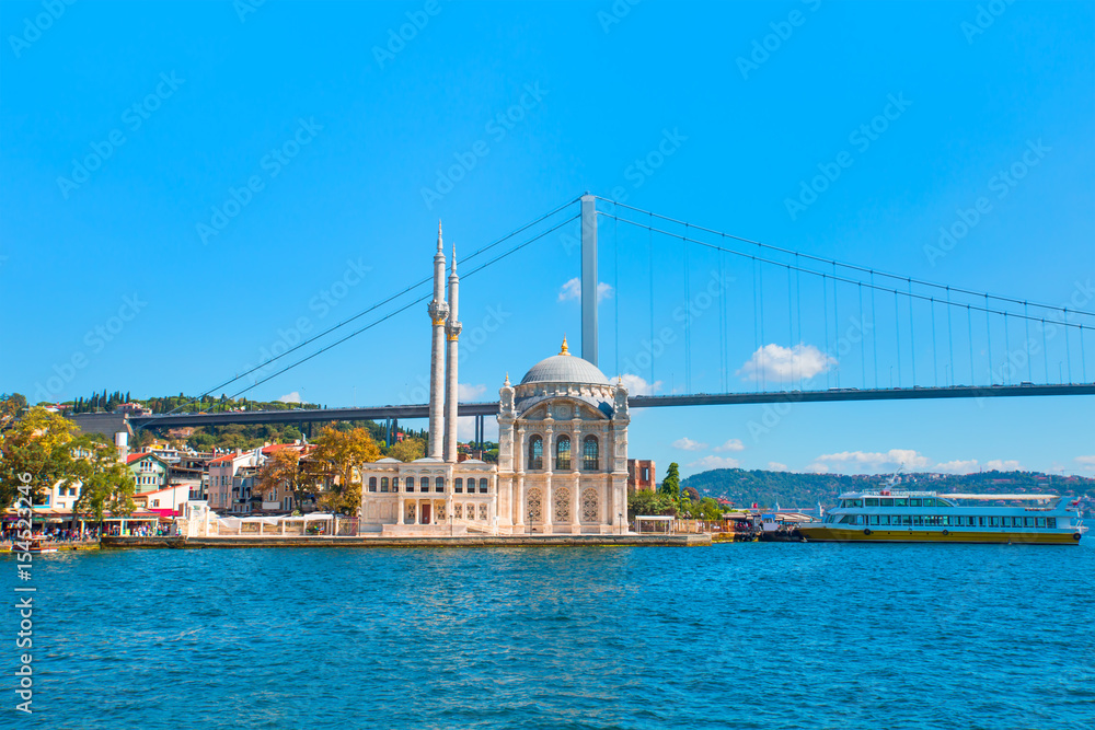 Fototapeta premium Ortakoy mosque and Bosphorus bridge, Istanbul, Turkey