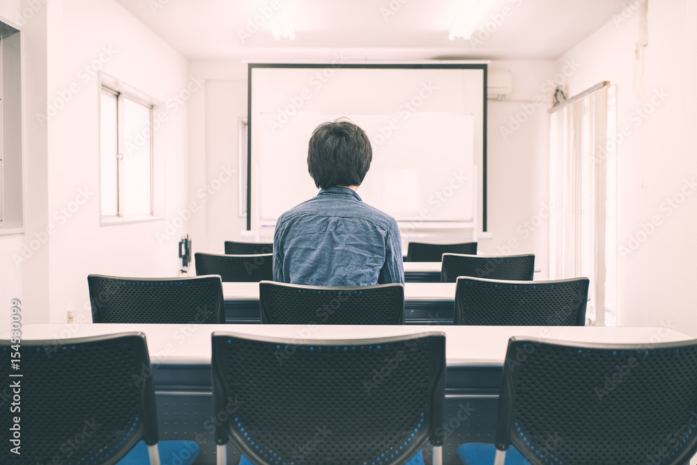 Fototapeta premium 教室にいる男性