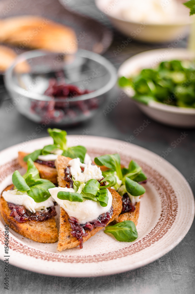 Heatly food toast with onion and mozzarella