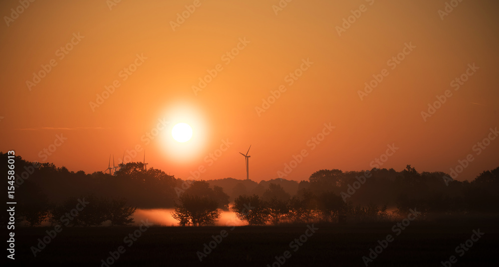 Sonnenaufgang mit Energiequellen der Zukunft