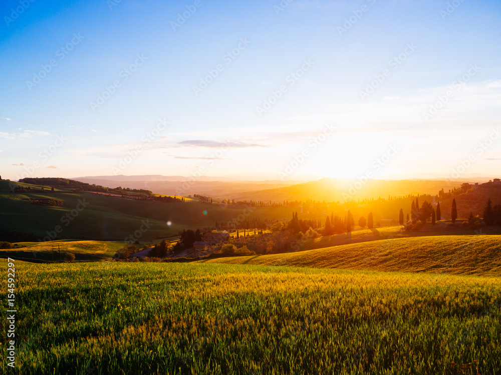 Obraz premium Beautiful tuscany landscape at sunset Italy