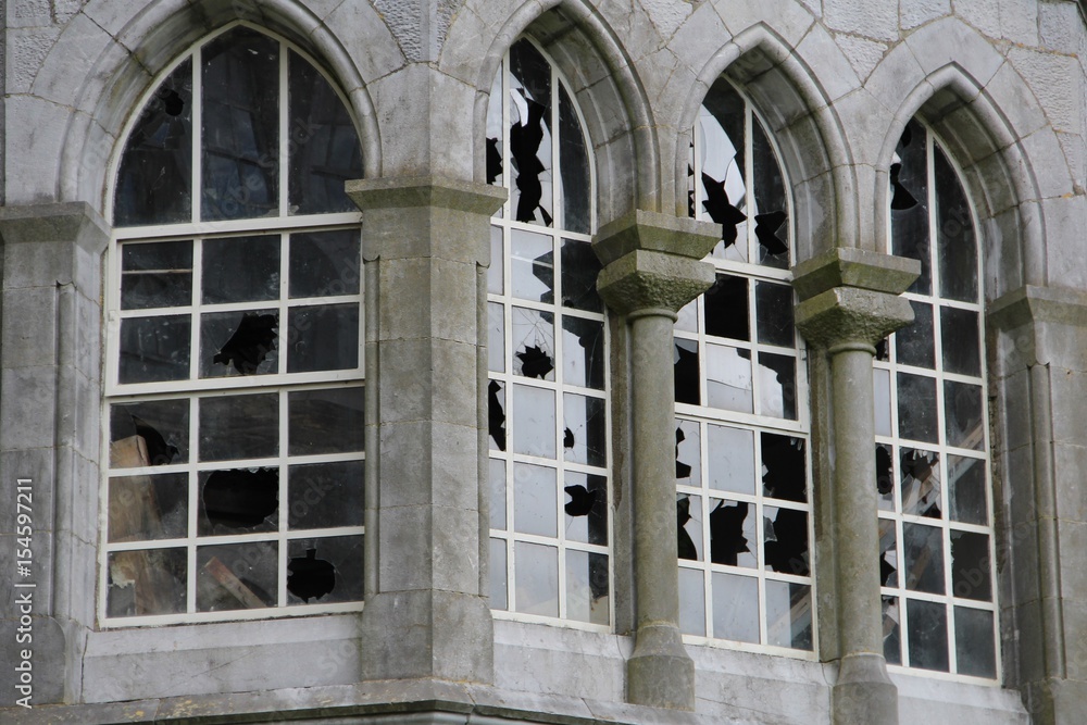 Obraz premium Broken glass wndows Gothic building